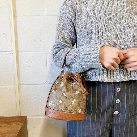 Coach CE587 Dempsey Drawstring Bucket Bag 15 With Snowflake Print Im/Khaki/Gold - Picture 3 of 9